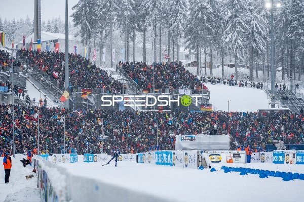 Athlet beim Biathlon Verfolgungsrennen in Oberhof