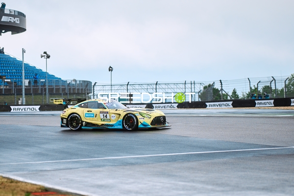 ROWE RACING (14): Fabian Schiller, Luca Stolz, Maxime Martin auf nasser Strecke