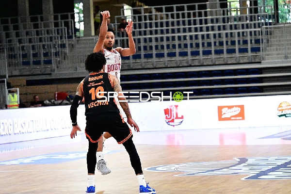 Zweikampf zwischen Darius McGhee (0; JL Bourg Basket) und Tevin Brown (10; Rasta Vechta)
