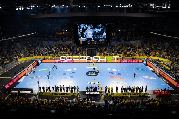 Teams positionieren sich vor Spielbeginn