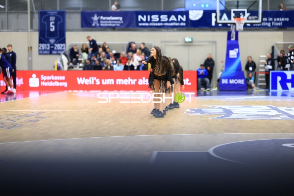 Basketball-Szene mit Cheerleadern