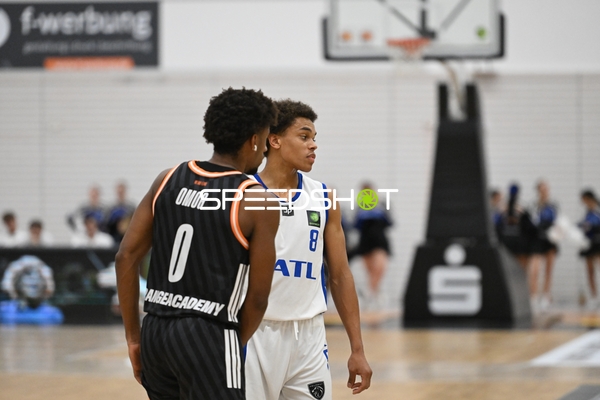 Musa Abra (8; CATL Basketball Löwen Erfurt) und Namori Omog (0; OrangeAcademy Ulm) auf dem Spielfeld