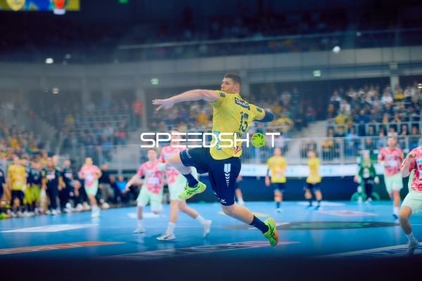 Ein Spieler der Rhein Neckar Löwen springt zum Wurf.