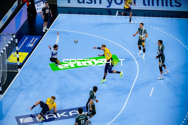 Haukur Thrastarson (25; Rhein Neckar Löwen) wirft aufs Tor