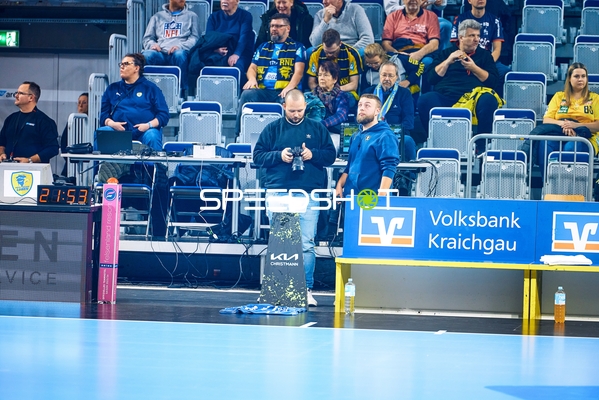 Vorbereitung eines Drohnenfluges auf dem Handballfeld