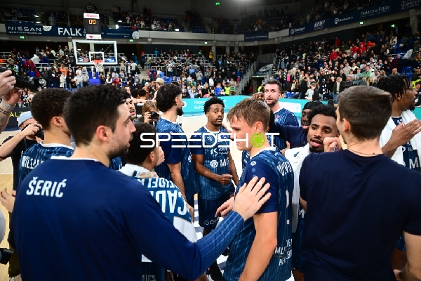 Szene mit Paul Zipser (9; MLP Academics Heidelberg) und Teamkollegen