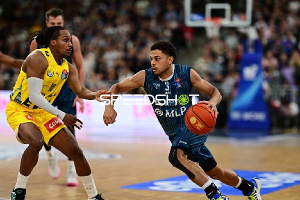 Kevin McClain (3; MLP Academics Heidelberg) mit Ball gegen James Woodard (10; EWE Baskets Oldenburg)