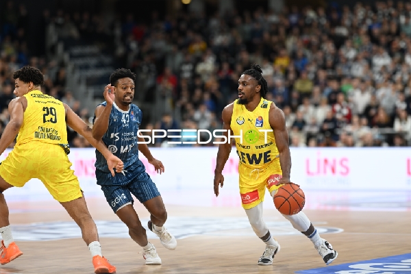 Christopher Clemons (3; EWE Baskets Oldenburg) mit Ball in Aktion