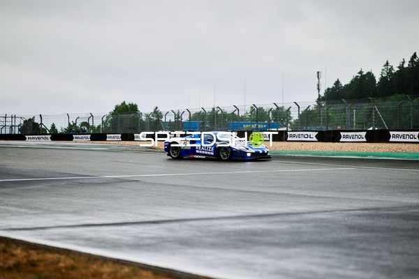 REALIZE KONDO RACING with Rinaldi (45): Axcil Jefferies, David Perel, Felipe Fernandez Laser, Thomas Neubauer auf nasser Strecke