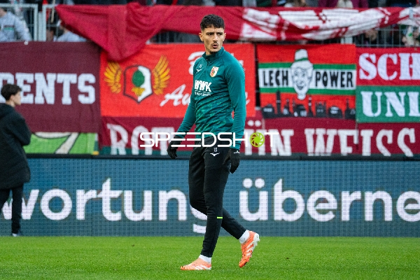 Spieler Dimitrios Giannoulis (13; FC Augsburg) in Aktion