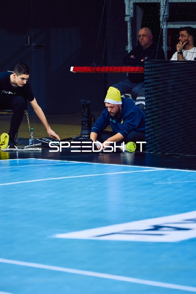 Technisches Personal richtet am Spielfeldrand Geräte ein