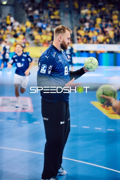Ein Spieler von THW Kiel hält einen Handball in der Hand.