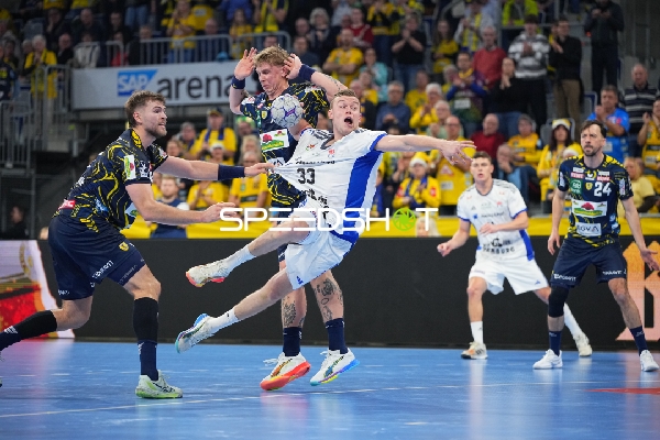 Edwin Aspenbäck (78; Rhein Neckar Löwen) im Zweikampf mit Moritz Sauter (33; HSV Hamburg)