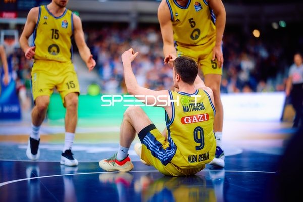 Spieler von Alba Berlin unterstützt Teamkollegen