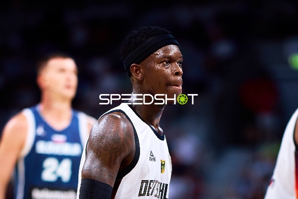 Dennis Schröder (17; Deutschland) auf dem Court