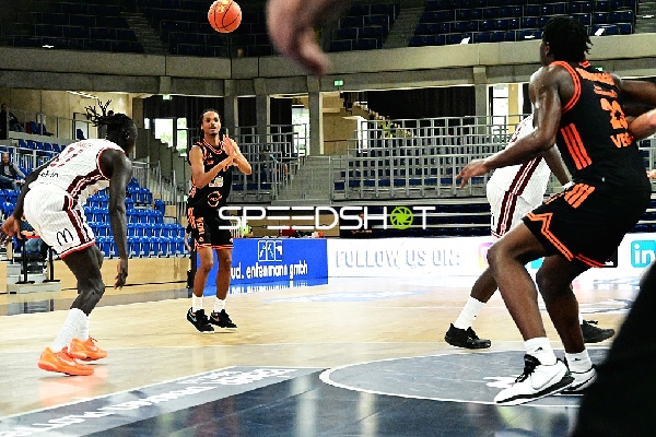 Alonzo Verge (11; Rasta Vechta) wirft auf Korb