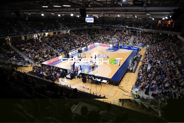 Weitwinkel-Aufnahme der Arena mit Publikum