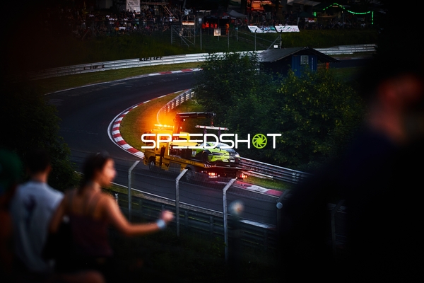 Rennfahrzeug auf Abschleppwagen am Nürburgring