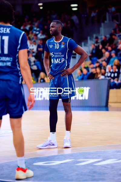 Bakary Dibba (10, MLP Academics Heidelberg) wartet