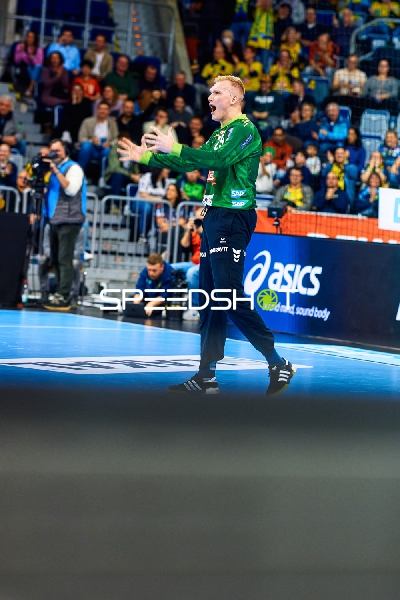 Torhüter feiert eine erfolgreiche Abwehraktion.