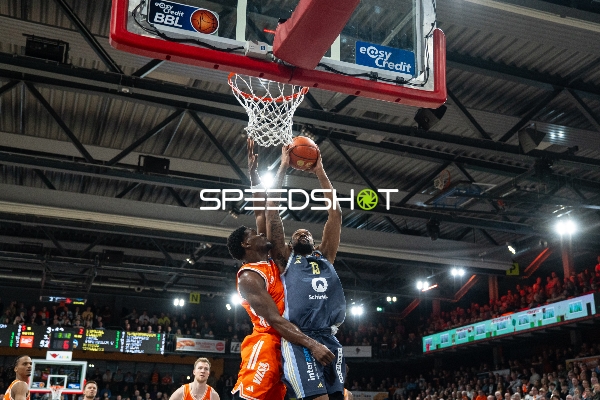 Spielaktion mit Jwan Roberts (13; Alba Berlin) und Alonzo Verge Jr. (11; Rasta Vechta)