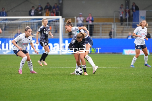 Spieler kämpfen um Ball