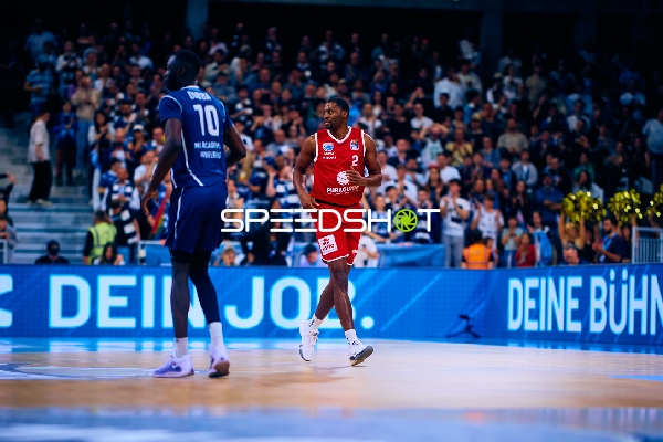 Gespanntes Duell zwischen Osun Osunniyi und Bakary Dibba