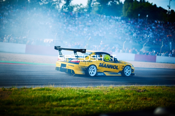 Driftfahrzeug auf der Rennstrecke