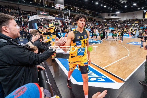 Lenny Anigbata (12; MHP Riesen Ludwigsburg) am Spielfeldrand