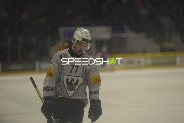 Maximilian Streule (77; Fribourg-Gotteron) auf dem Eis