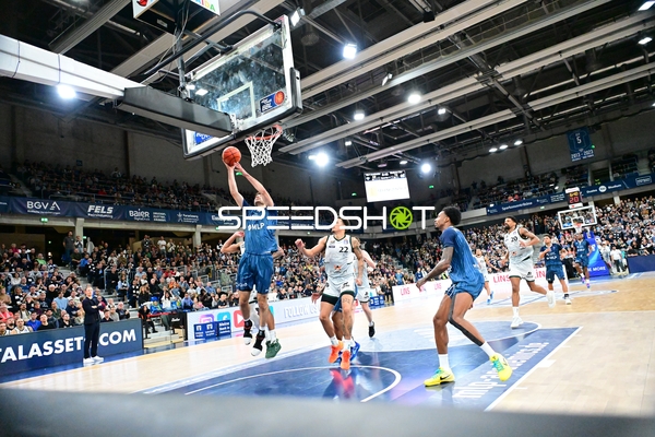 Spielszene mit Nolan Adekunle (22; Gladiators Trier)