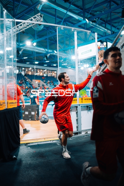 Moritz Strosack (29; SG BBM Bietigheim) begrüßt Fans