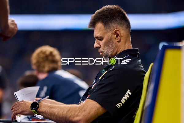 Trainer notiert sich etwas