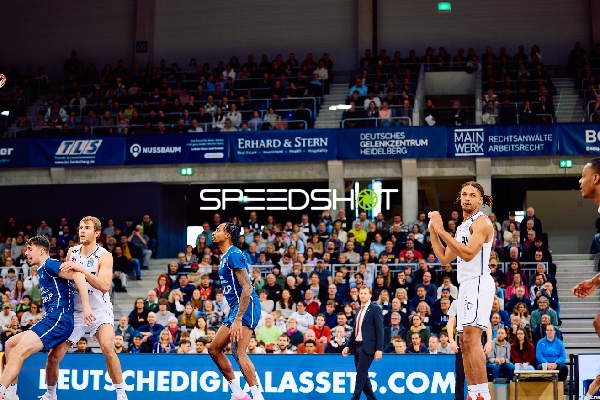 Spieler klatschen nach einer Aktion auf dem Spielfeld.