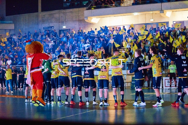 Spieler der Rhein Neckar Löwen begrüßen die Zuschauer.