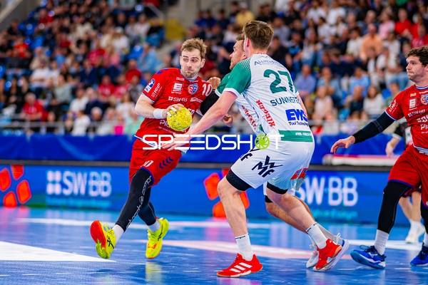 Wurf von Tom Wolf (10;SG BBM Bietigheim) gegen Oskar Sunnefeldt (27;Frisch Auf Göppingen)