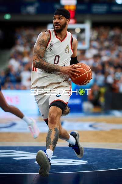 Nick Weiler-Babb (0; FC Bayern Basketball) dribbelt den Ball