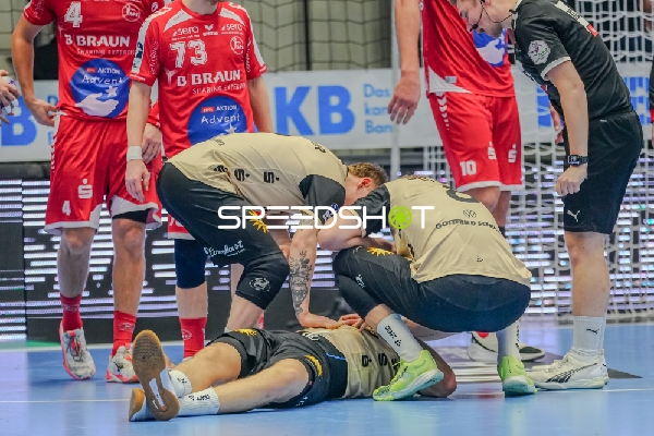 Handball-Szene mit Verletzungsbehandlung