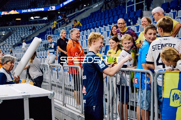 Spieler gibt Autogramme an Fans