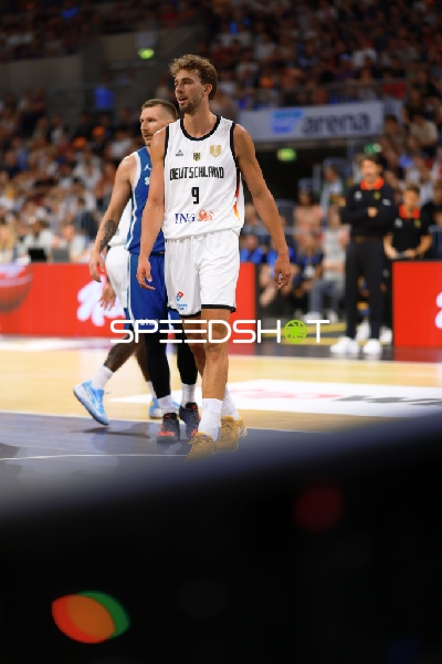  verteidigt auf dem Court