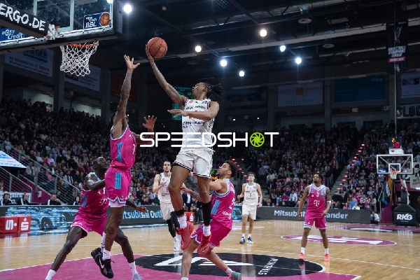 Spielaktion mit Austin Crowley (85; Bamberg Baskets) mit Layup gegen Jeff Garrett Jr. (4, Telekom Baskets Bonn)