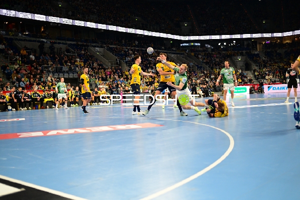 Steven Plucnar Jacobsen (9; Rhein Neckar Löwen) kämpft um den Ball