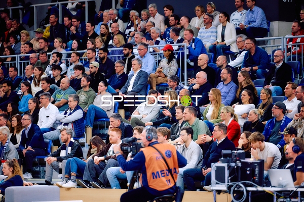 Volle Zuschauerränge im SNP Dome