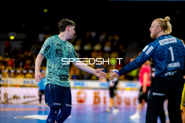 Pass zwischen Torwart und Spieler