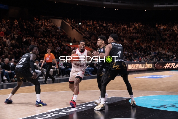 Spielaktion mit Xavier Rathan-Mayes (4; FC Bayern Basketball) und David NGuessan (1; Basketball Löwen Braunschweig)