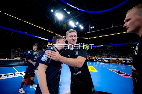 Spieler feiern Sieg gemeinsam