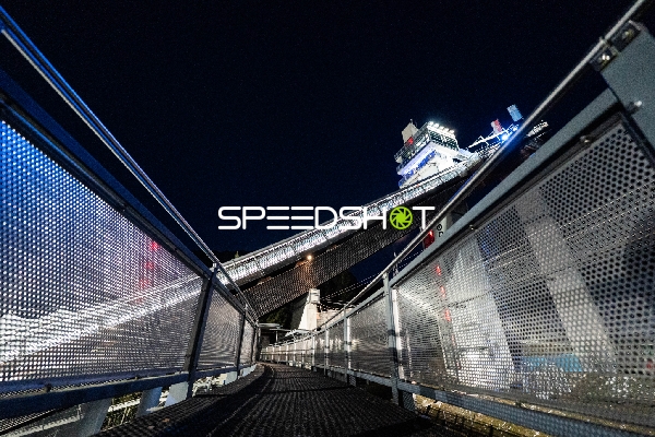 Beleuchtete Skisprungschanze in Oberstdorf