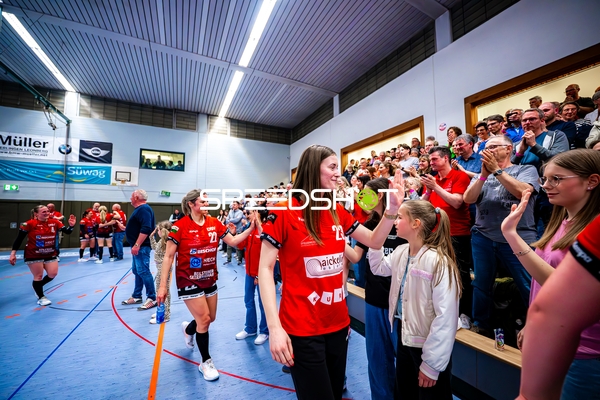 Spielerinnen begrüßen Fans