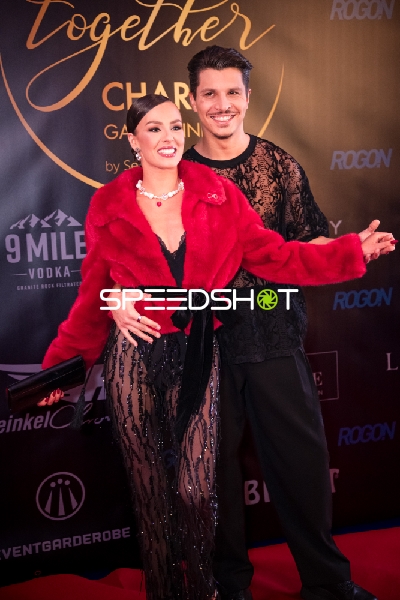 Paar posiert beim Charity Gala Dinner