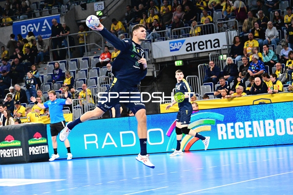 Sebastian Heymann (13; Rhein Neckar Löwen) wirft aufs Tor